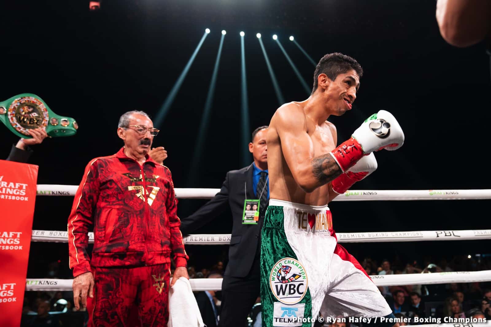 Photos: Rey Vargas dethrones Mark Magsayo In San Antonio