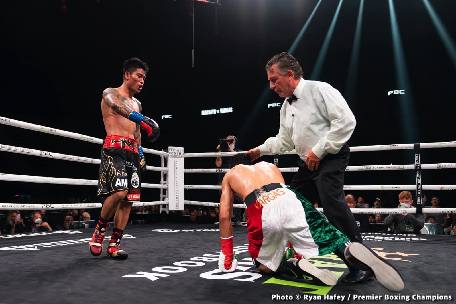 Photos: Rey Vargas dethrones Mark Magsayo In San Antonio