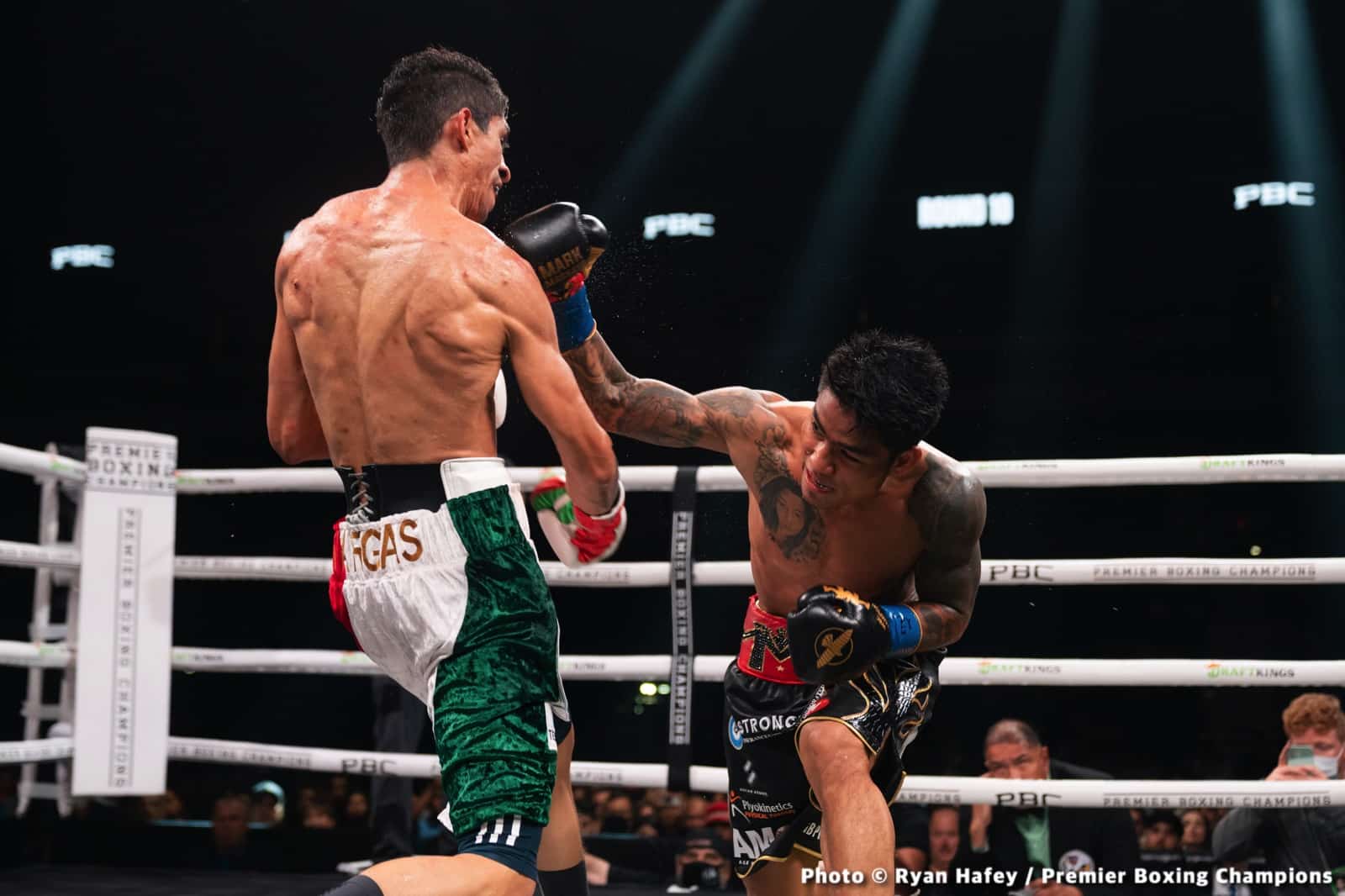 Photos: Rey Vargas dethrones Mark Magsayo In San Antonio