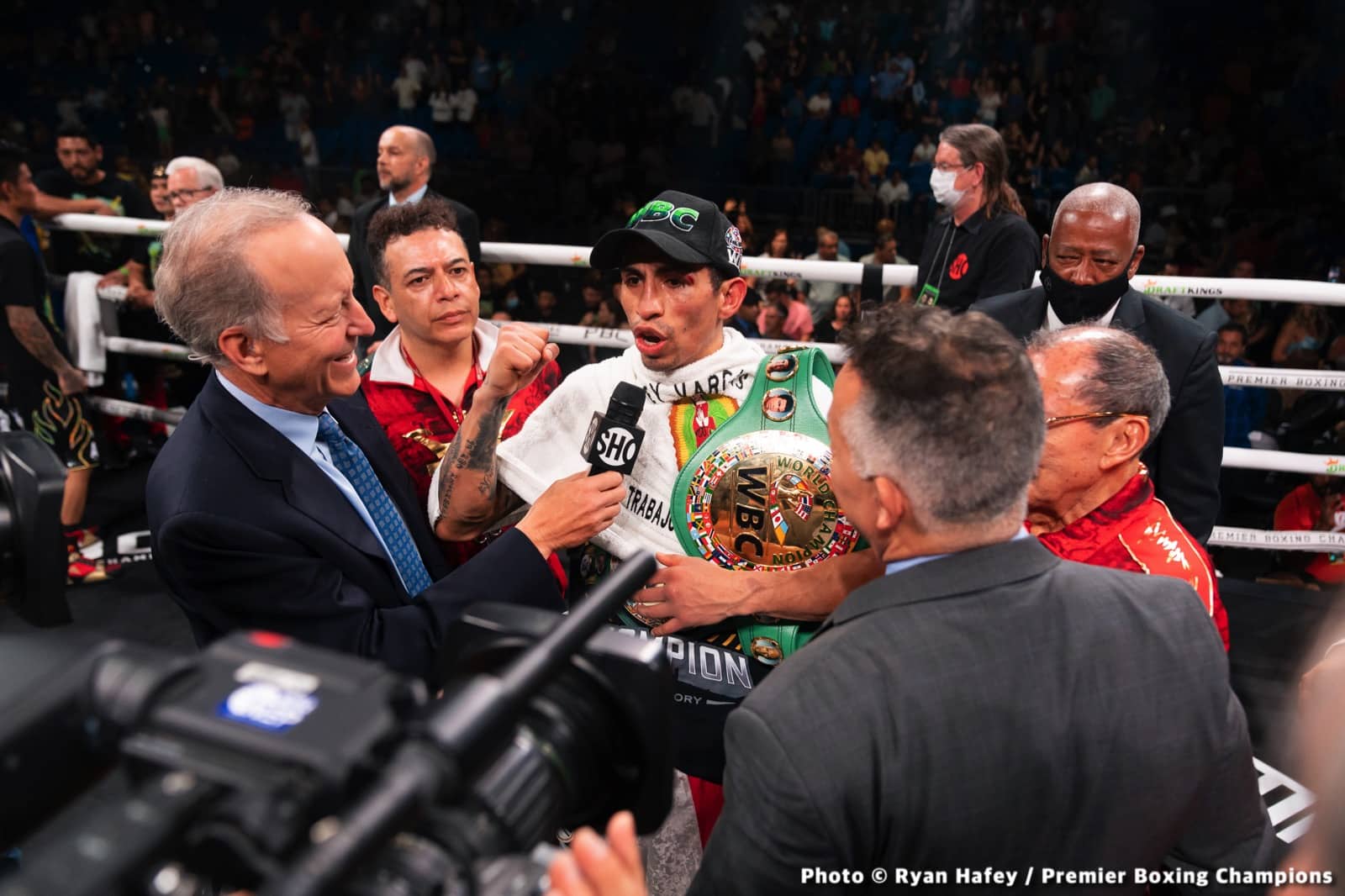 Photos: Rey Vargas dethrones Mark Magsayo In San Antonio