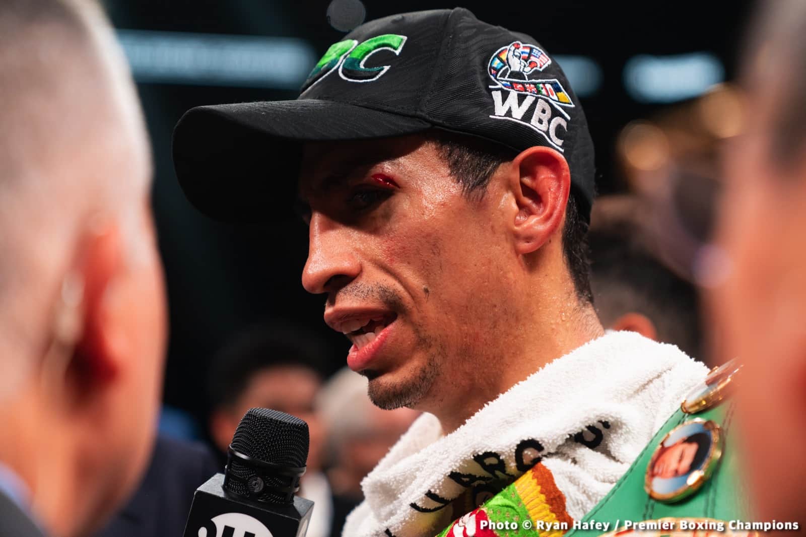 Photos: Rey Vargas dethrones Mark Magsayo In San Antonio