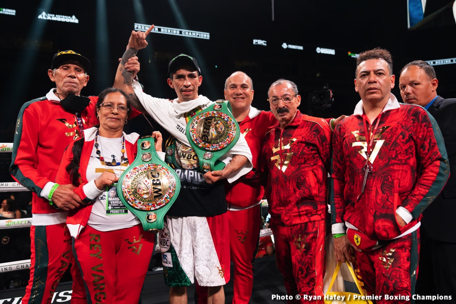 Photos: Rey Vargas dethrones Mark Magsayo In San Antonio