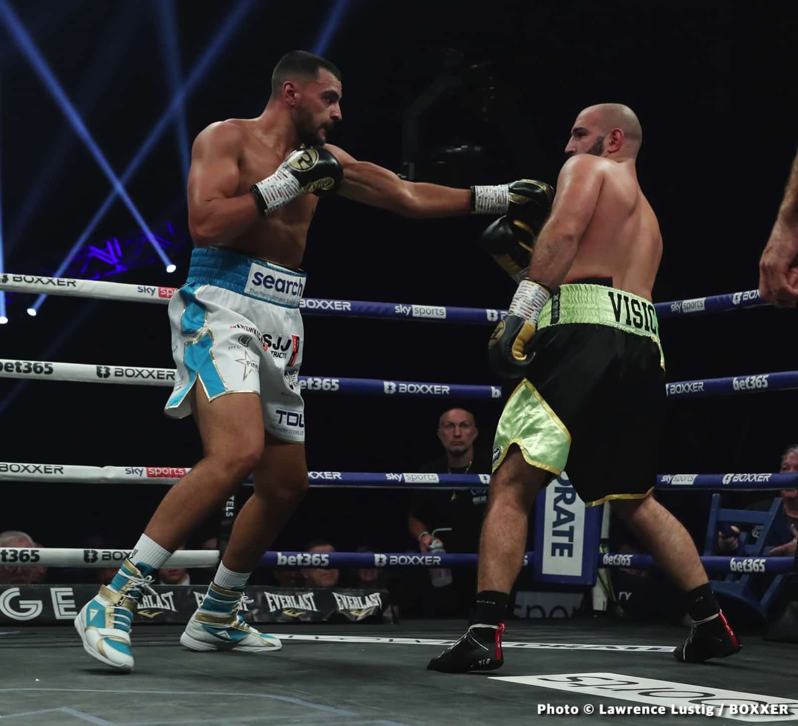 Photos: Liam Smith secures Strange Stoppage In Liverpool