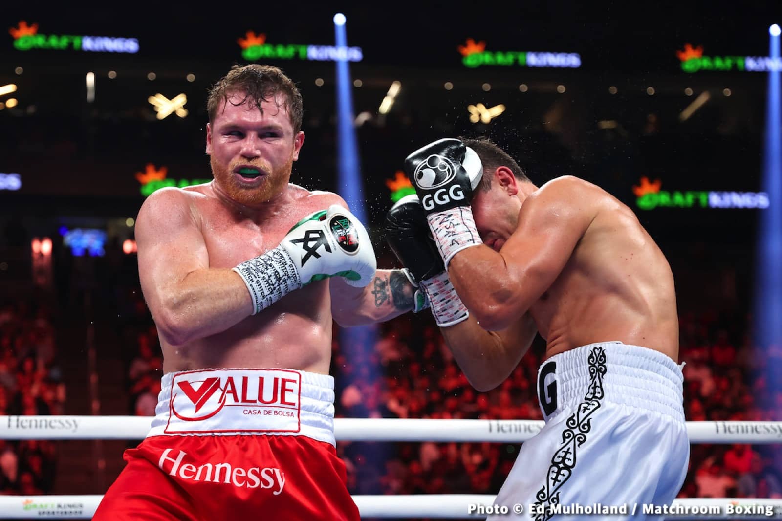 Canelo Alvarez's cast removed on surgically repaired left hand
