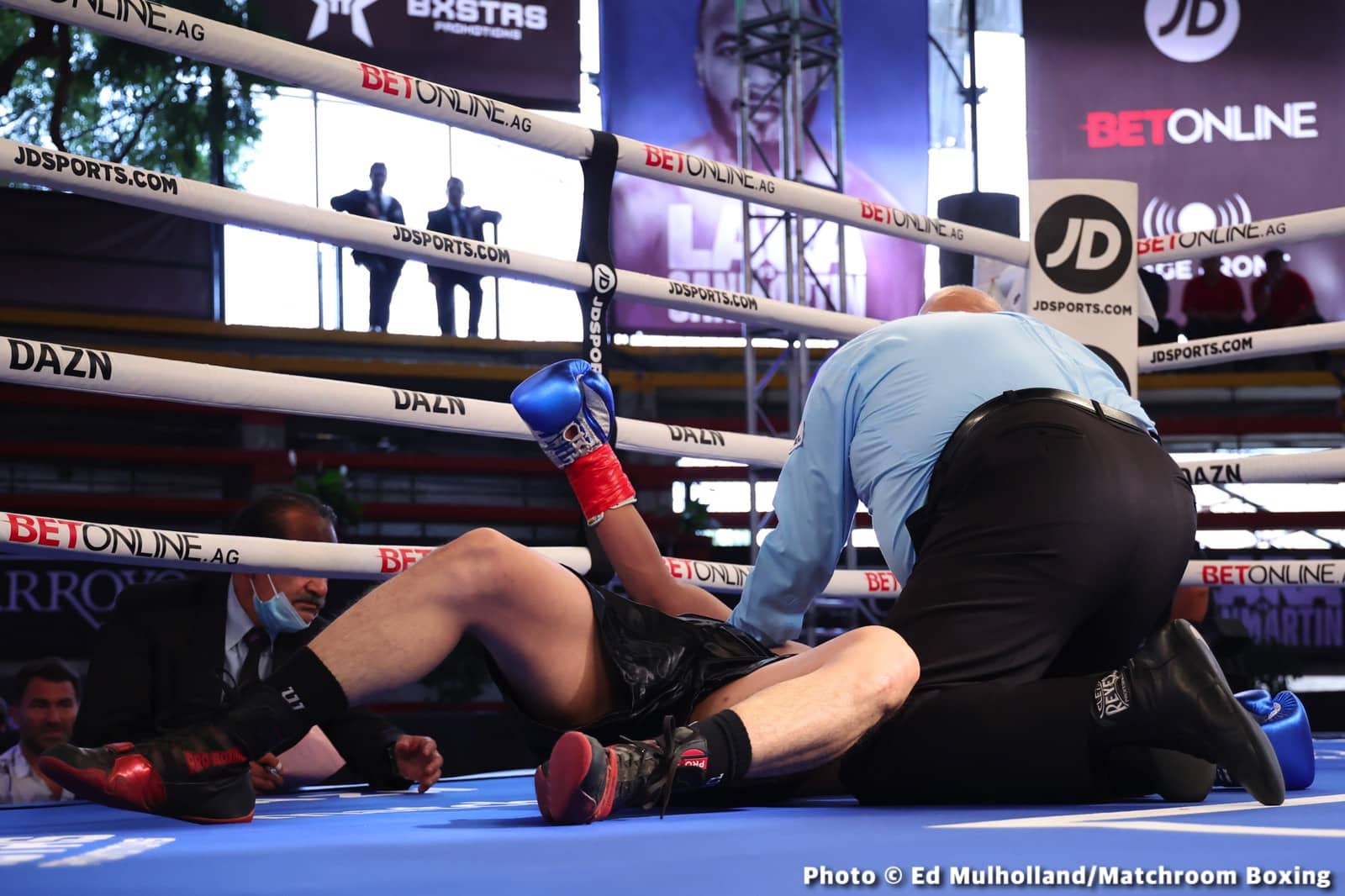 Mauricio Lara destroys Jose Sanmartin - Boxing Results