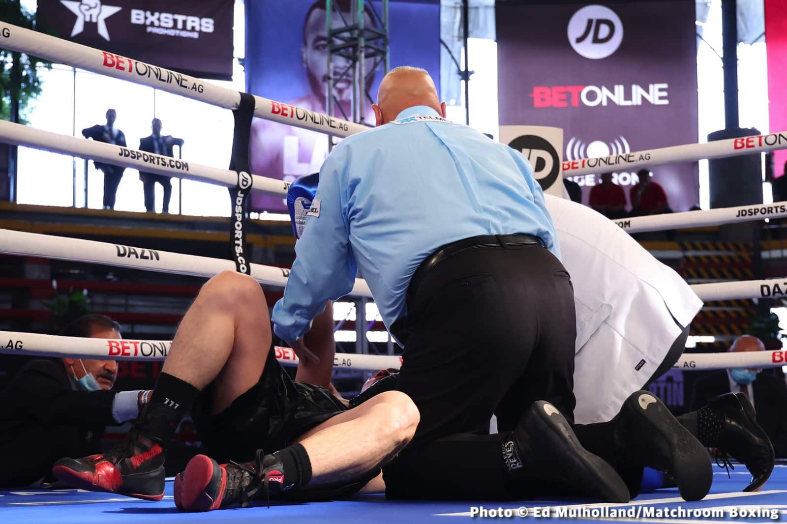 Mauricio Lara destroys Jose Sanmartin - Boxing Results