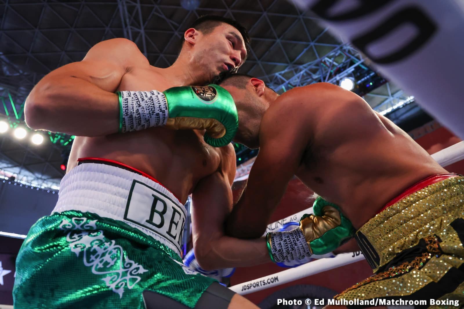 Mauricio Lara destroys Jose Sanmartin - Boxing Results