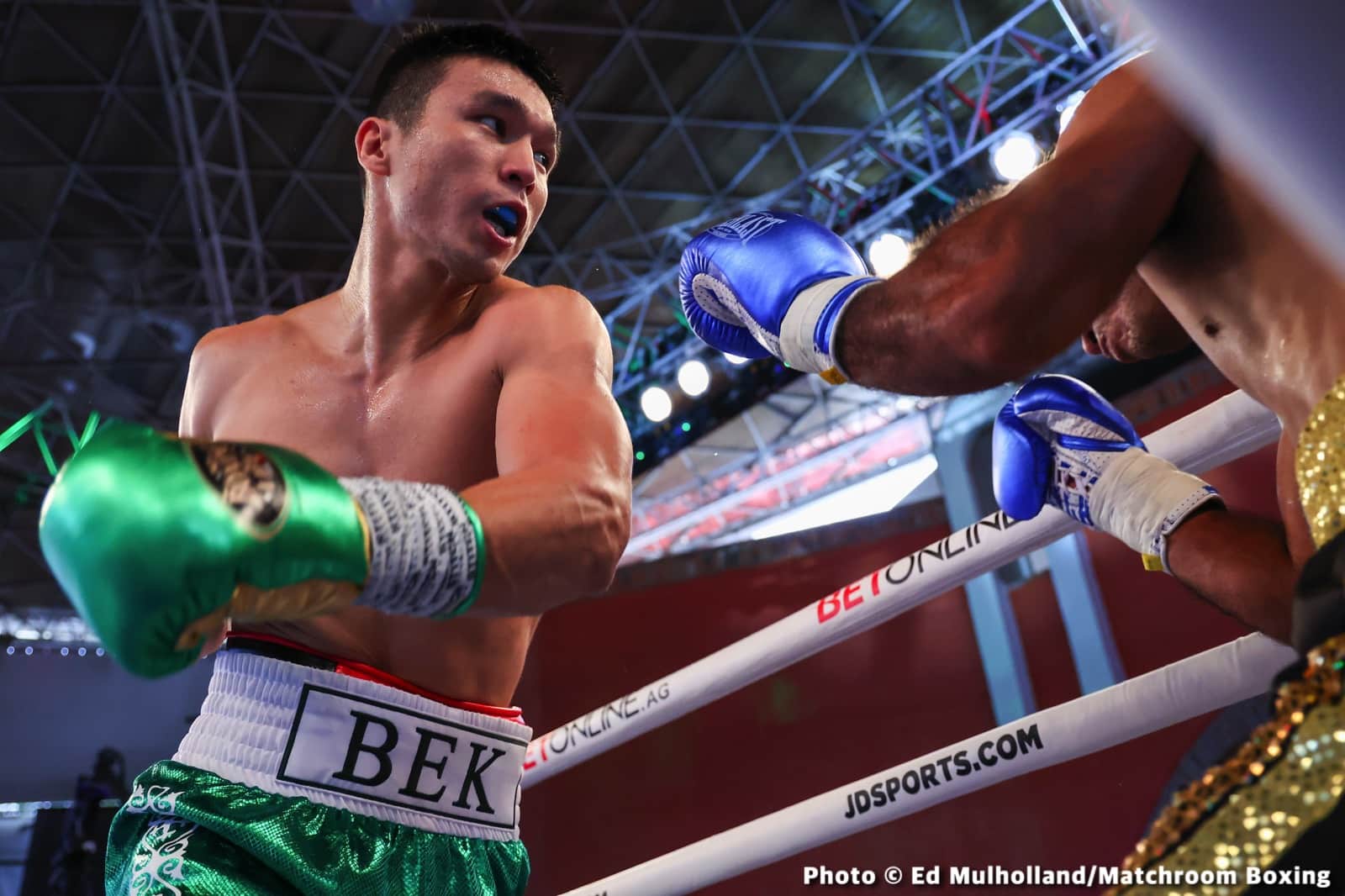Mauricio Lara destroys Jose Sanmartin - Boxing Results