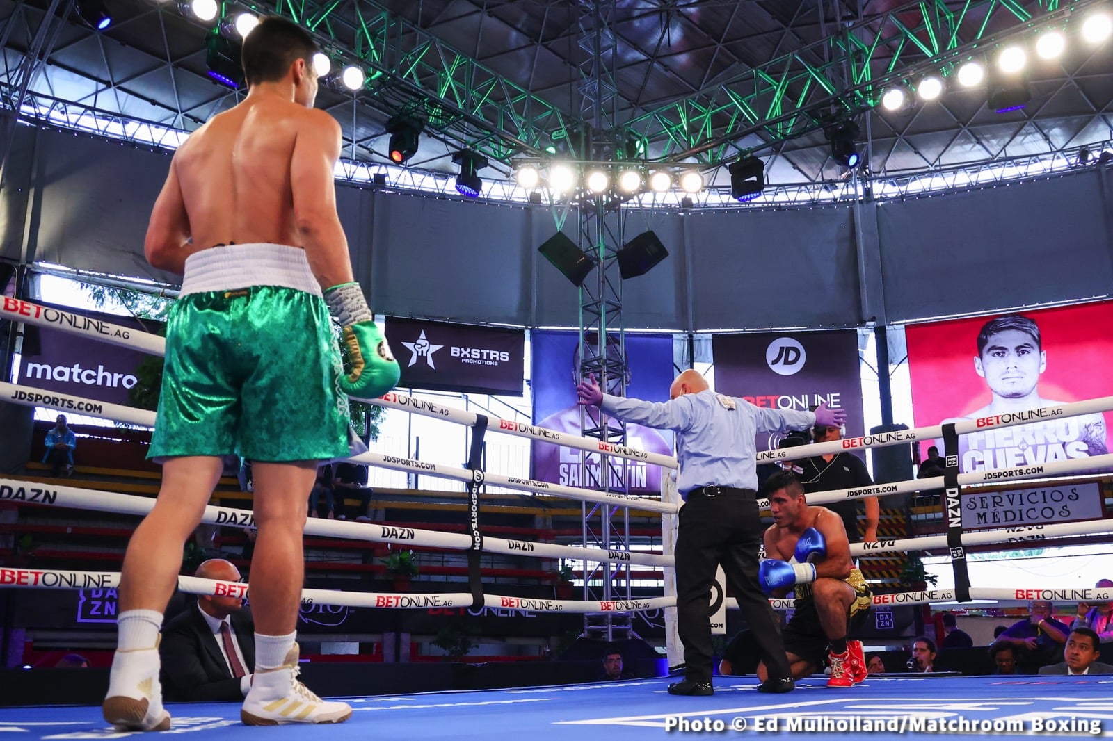 Mauricio Lara destroys Jose Sanmartin - Boxing Results