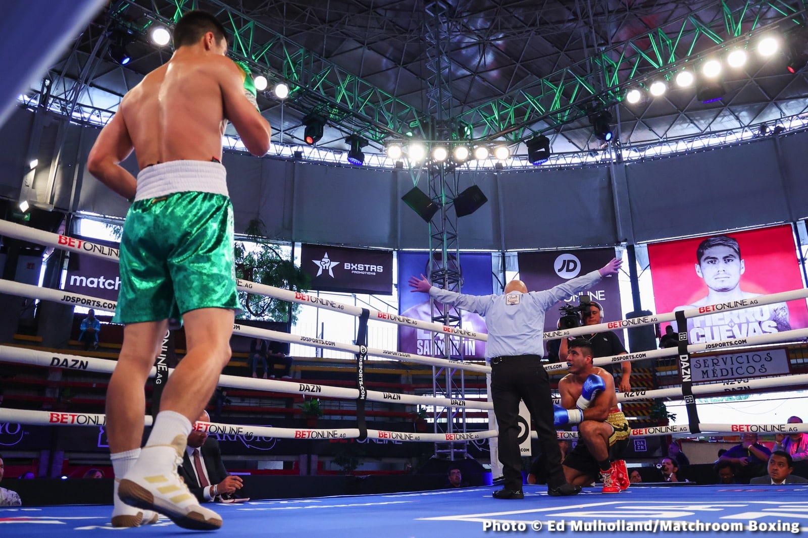 Mauricio Lara destroys Jose Sanmartin - Boxing Results