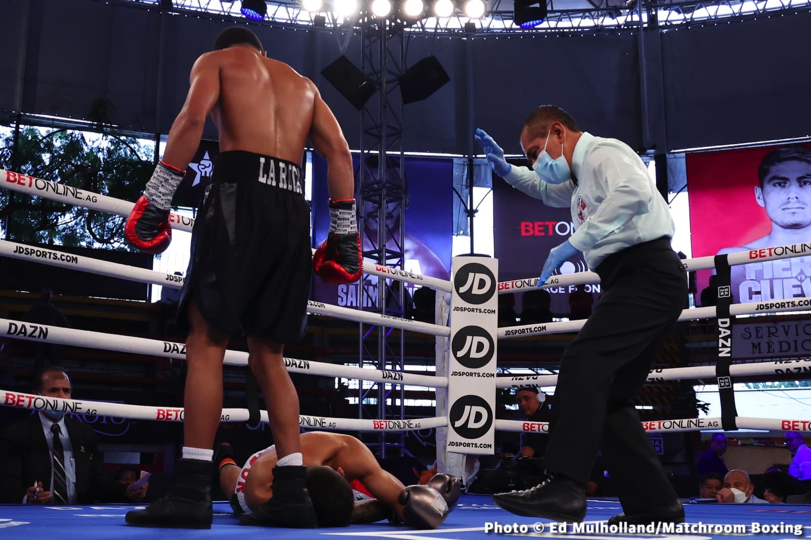 Mauricio Lara destroys Jose Sanmartin - Boxing Results