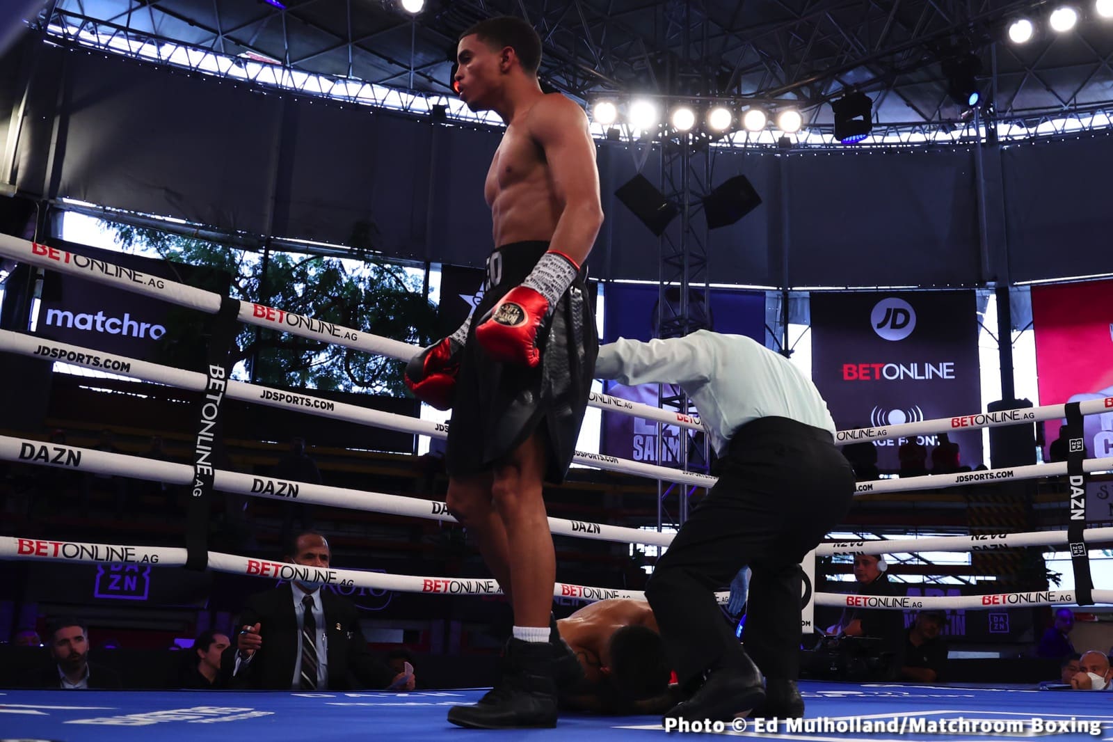 Mauricio Lara destroys Jose Sanmartin - Boxing Results