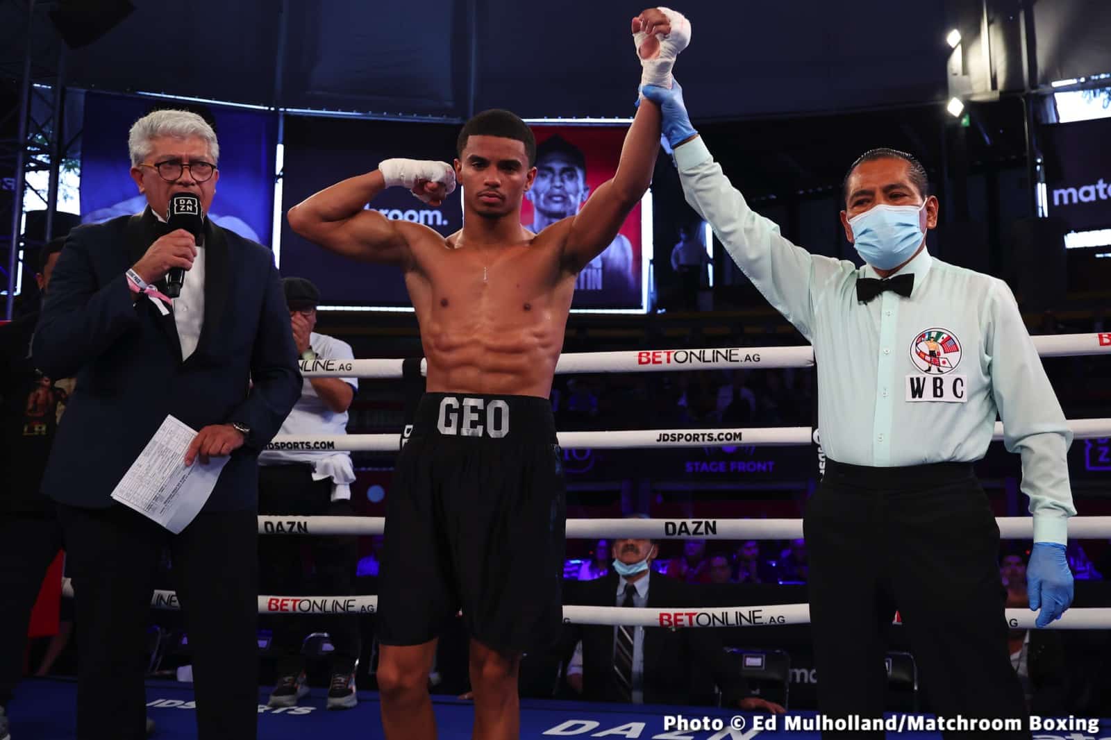 Mauricio Lara destroys Jose Sanmartin - Boxing Results