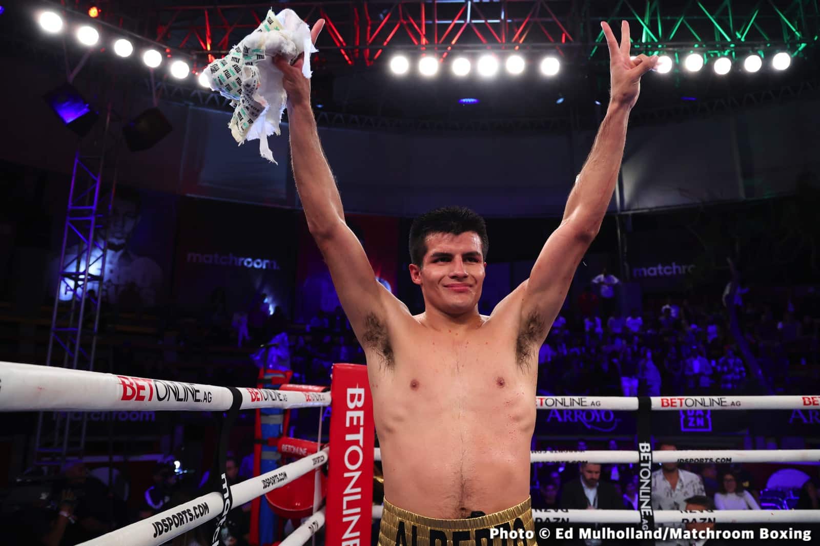 Mauricio Lara destroys Jose Sanmartin - Boxing Results