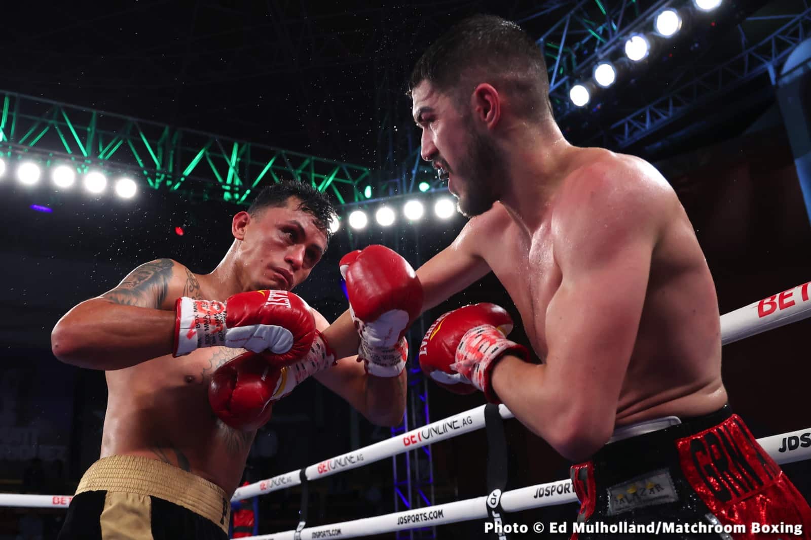 Mauricio Lara destroys Jose Sanmartin - Boxing Results