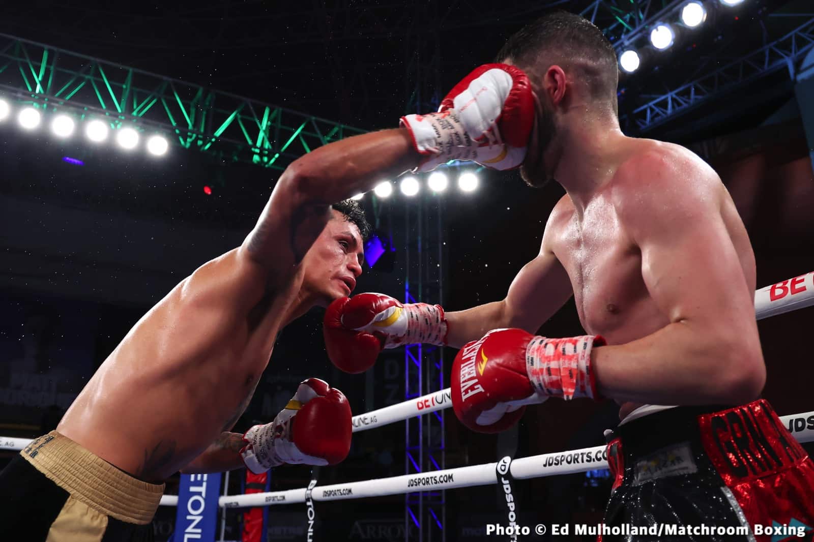 Mauricio Lara destroys Jose Sanmartin - Boxing Results