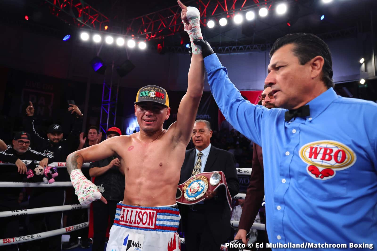 Mauricio Lara destroys Jose Sanmartin - Boxing Results