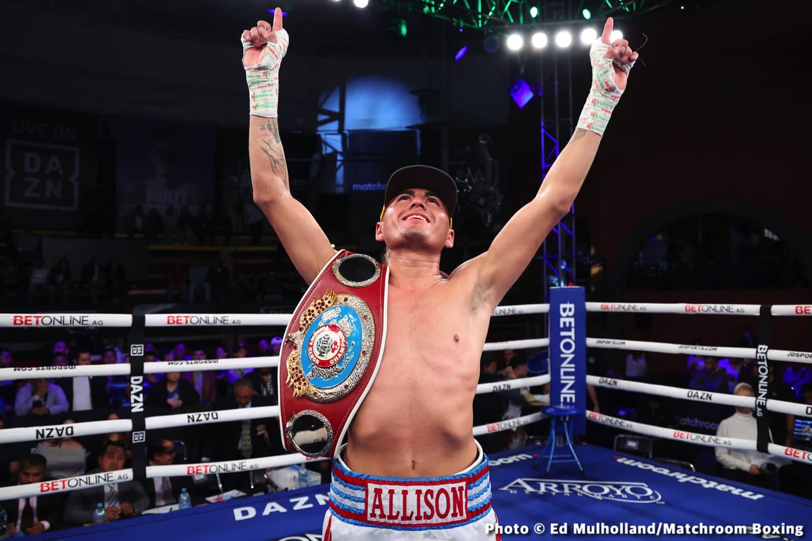 Mauricio Lara destroys Jose Sanmartin - Boxing Results