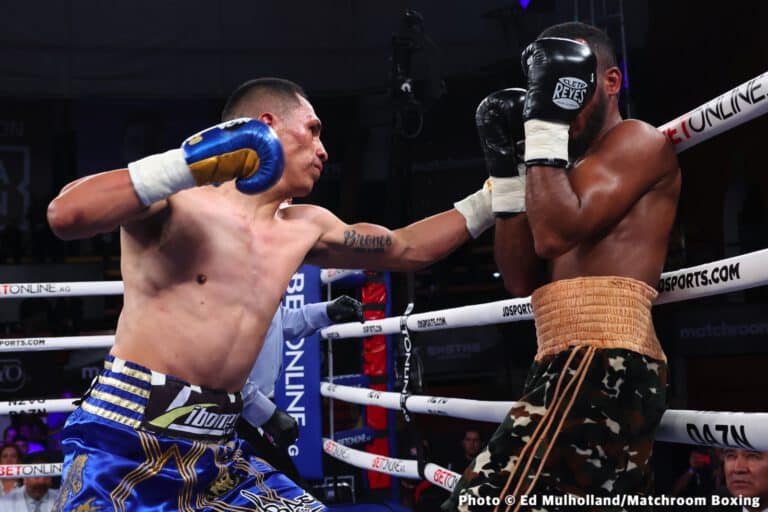 Mauricio Lara destroys Jose Sanmartin - Boxing Results