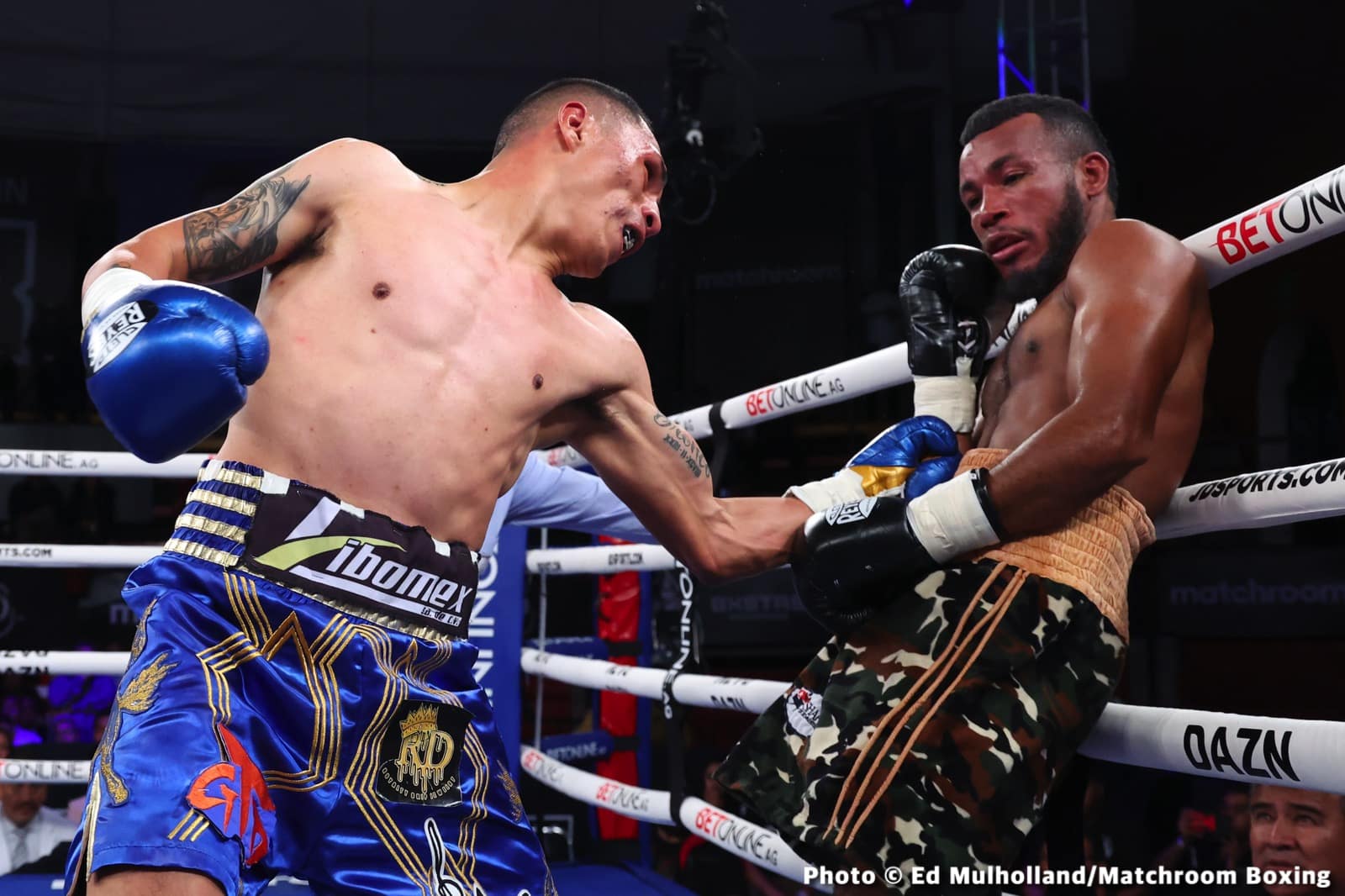Mauricio Lara destroys Jose Sanmartin - Boxing Results
