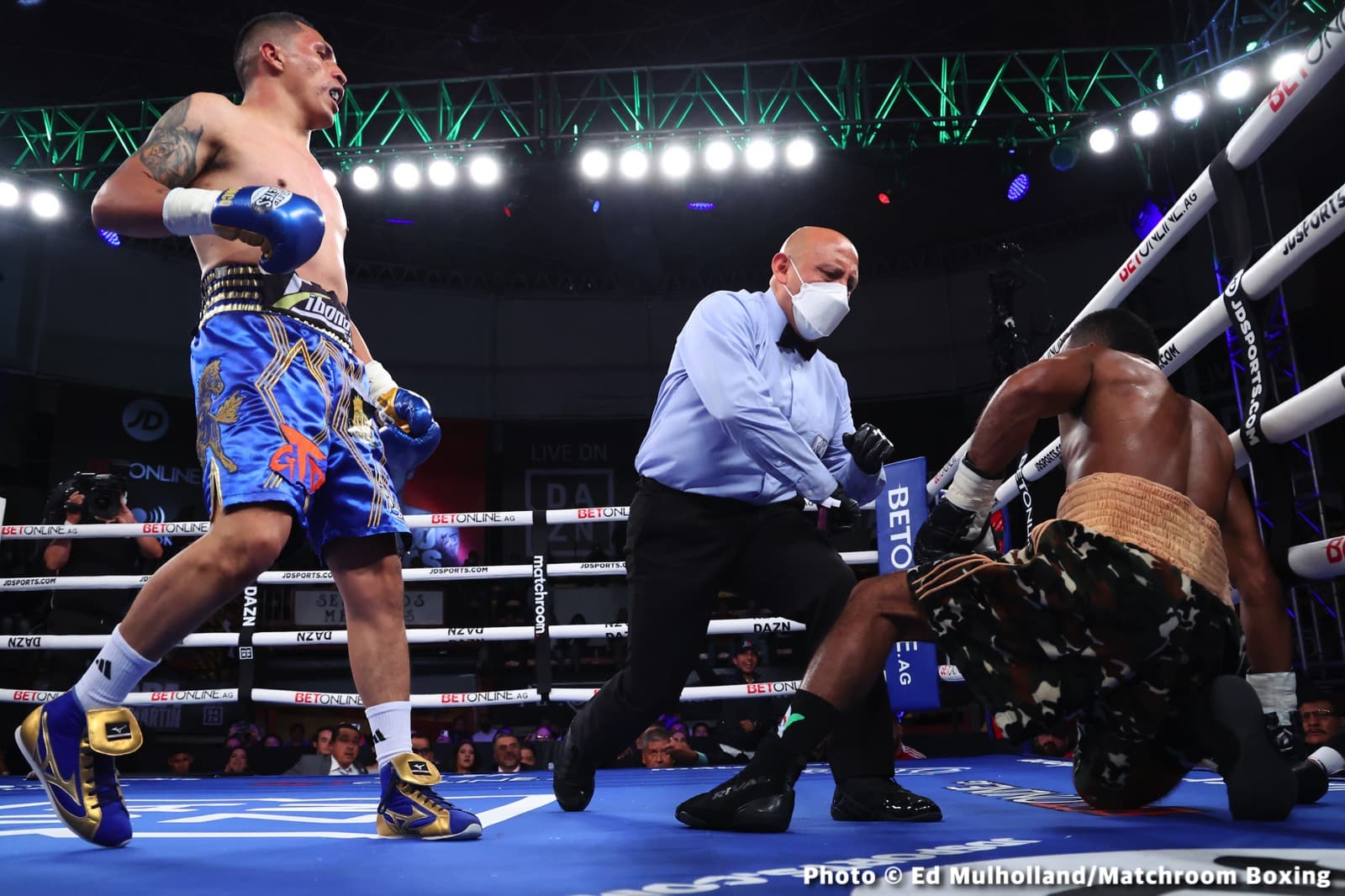 Mauricio Lara destroys Jose Sanmartin - Boxing Results