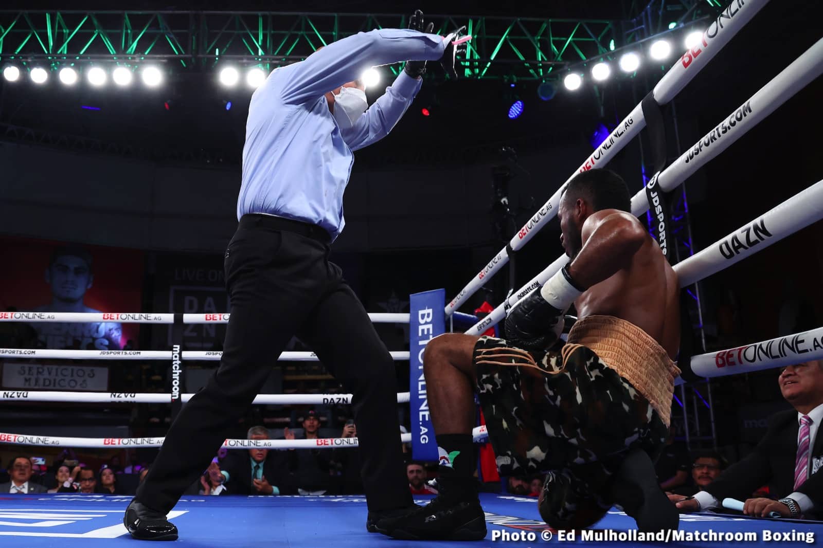 Mauricio Lara destroys Jose Sanmartin - Boxing Results