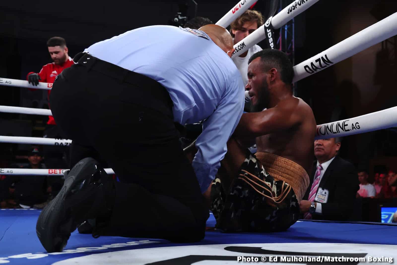 Mauricio Lara destroys Jose Sanmartin - Boxing Results