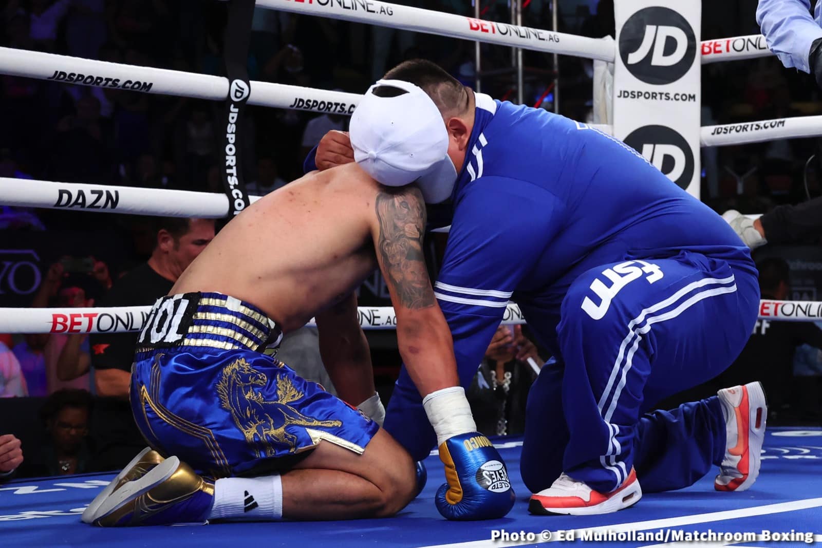 Mauricio Lara destroys Jose Sanmartin - Boxing Results