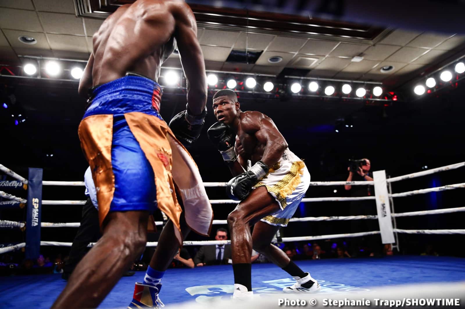 Sena Agbeko Upsets Top Prospect Isaiah Steen - Boxing Results