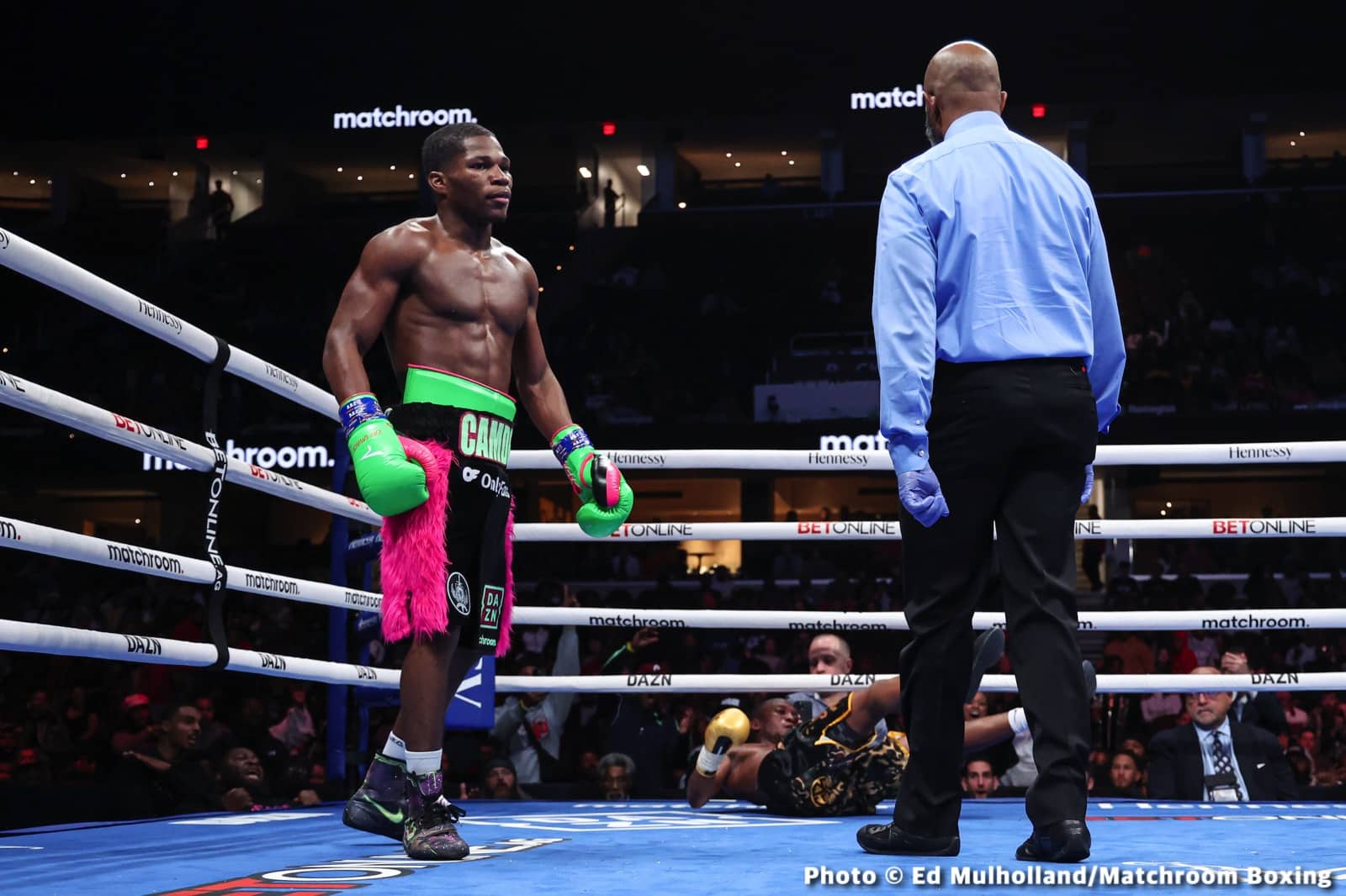 Photos: Spark leaves the ring during clinch and Montana Love pays heavy price