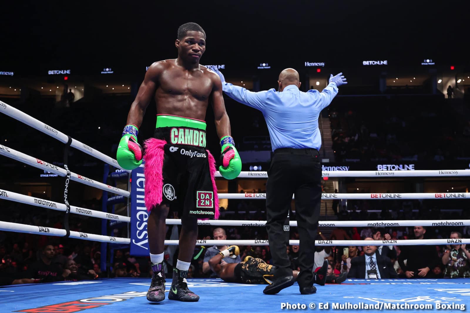 Photos: Spark leaves the ring during clinch and Montana Love pays heavy price