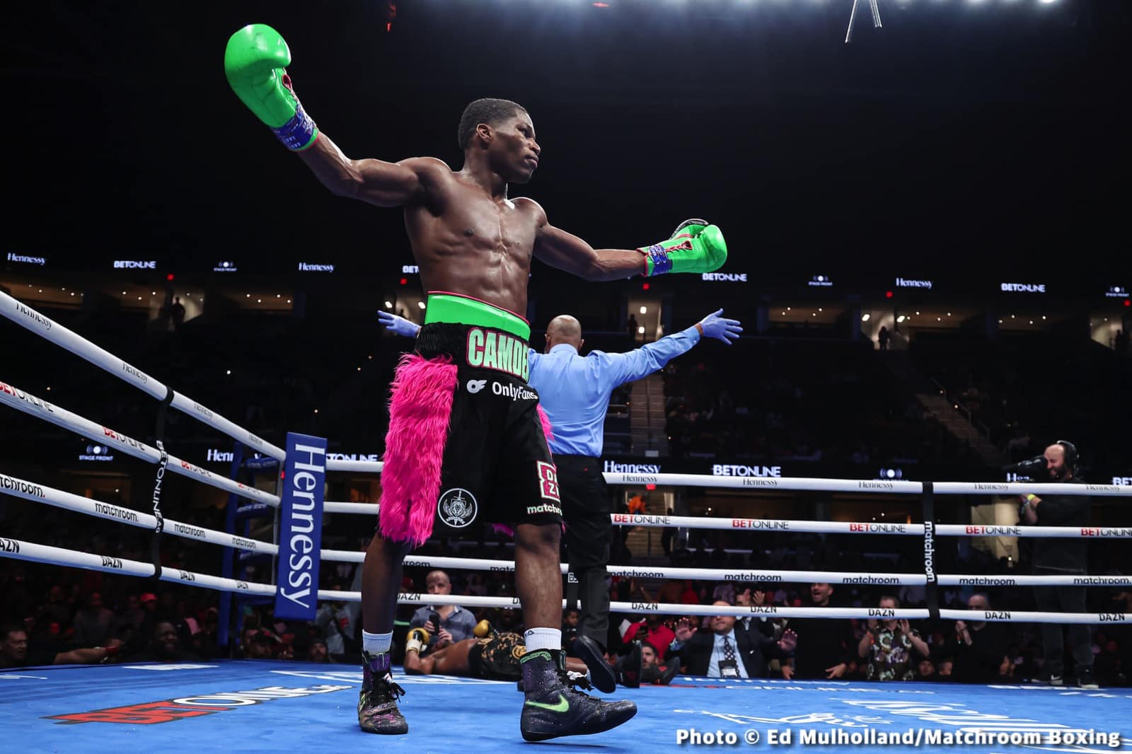 Photos: Spark leaves the ring during clinch and Montana Love pays heavy price