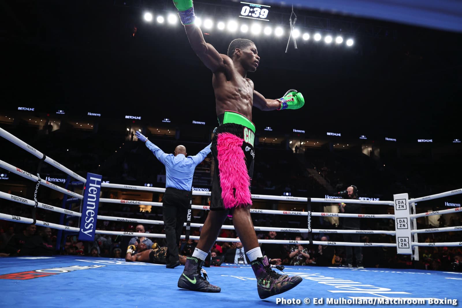Photos: Spark leaves the ring during clinch and Montana Love pays heavy price