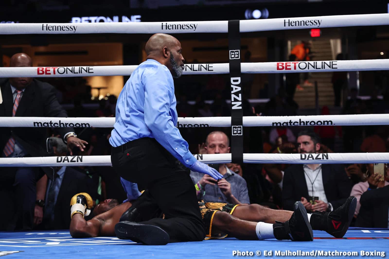 Photos: Spark leaves the ring during clinch and Montana Love pays heavy price