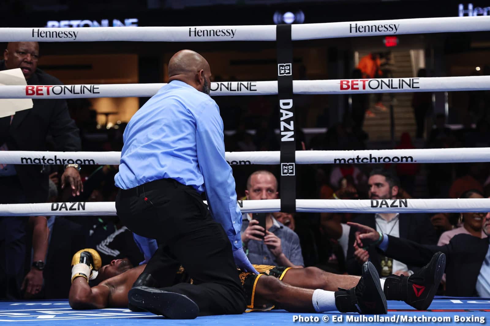 Photos: Spark leaves the ring during clinch and Montana Love pays heavy price