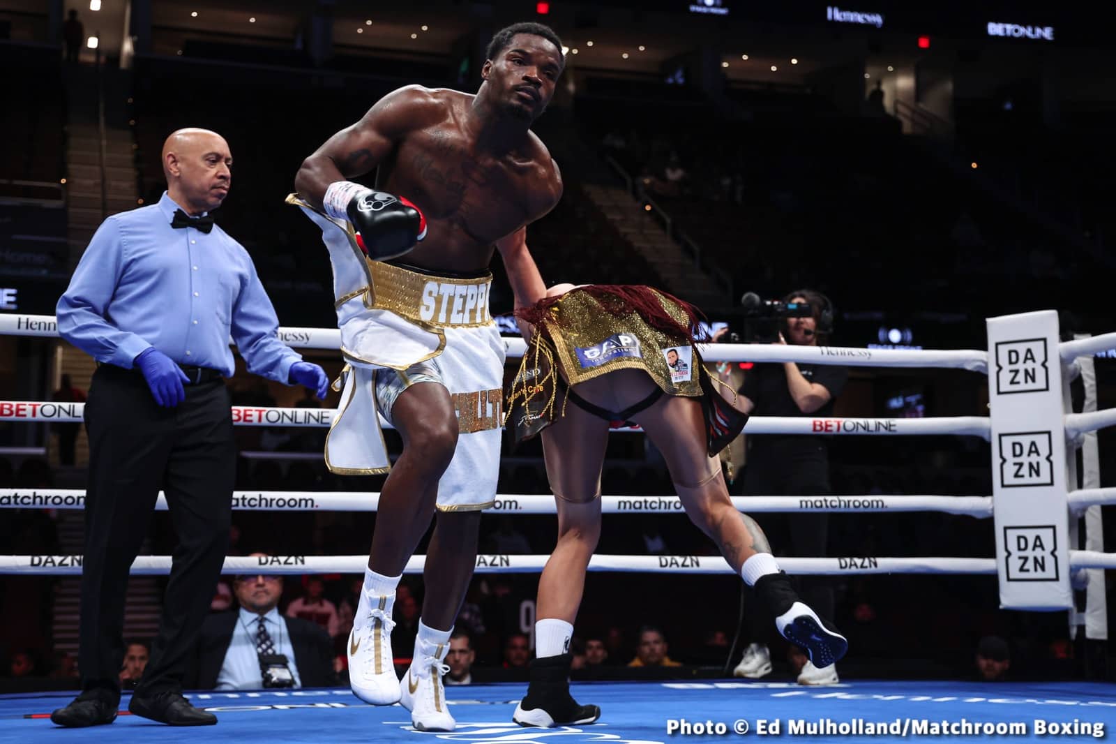 Photos: Spark leaves the ring during clinch and Montana Love pays heavy price