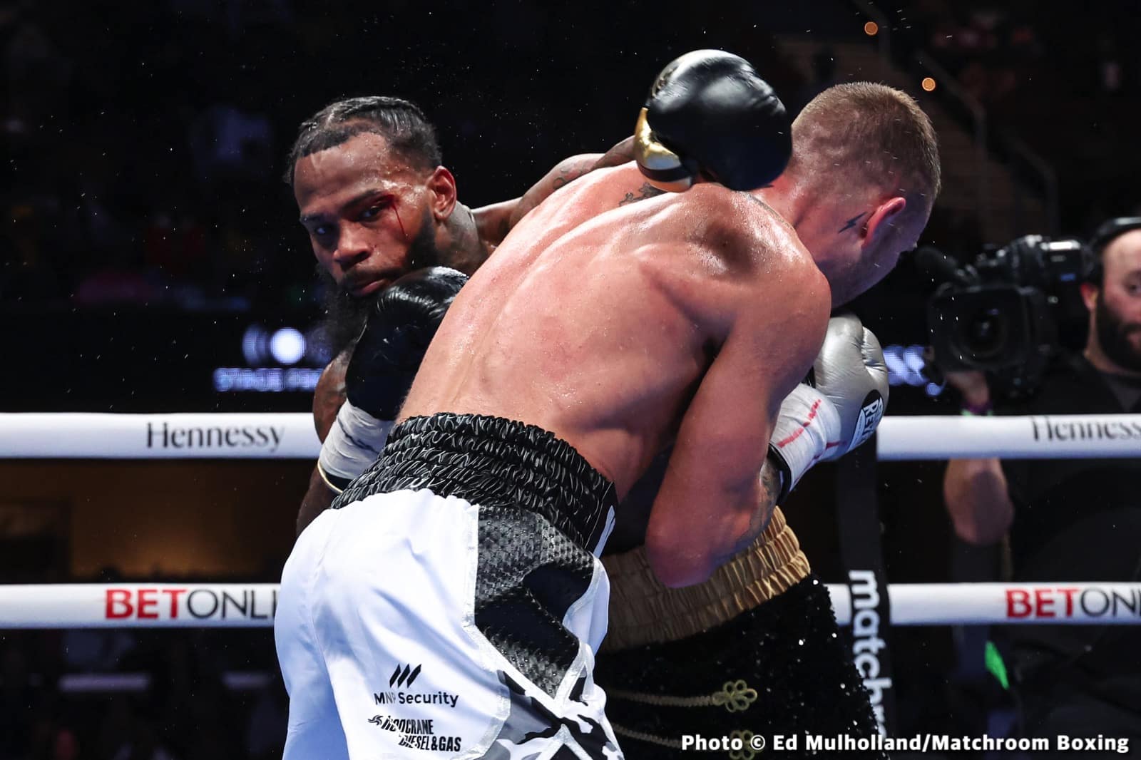 Photos: Spark leaves the ring during clinch and Montana Love pays heavy price
