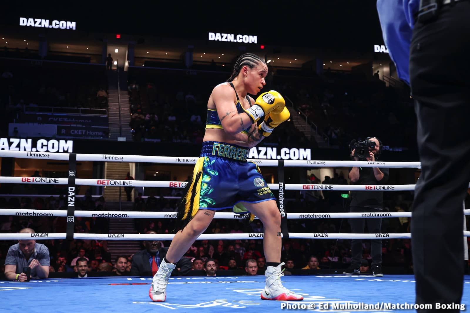 Photos: Spark leaves the ring during clinch and Montana Love pays heavy price
