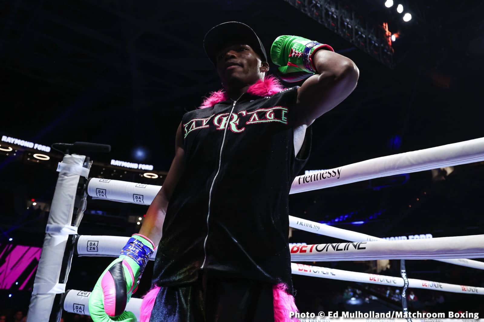 Photos: Spark leaves the ring during clinch and Montana Love pays heavy price