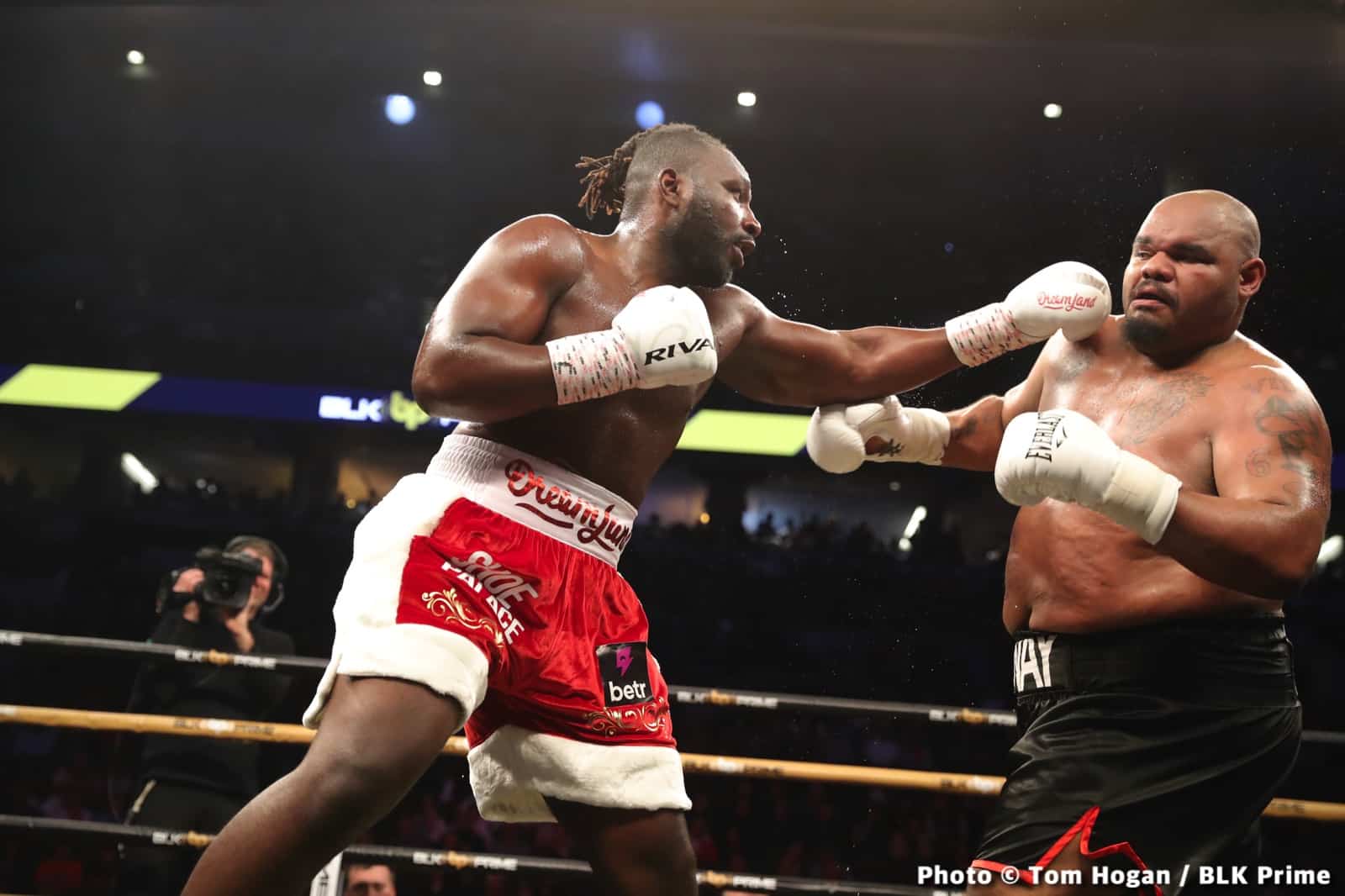 Photos: Crawford Punishes Avenesyan In Omaha