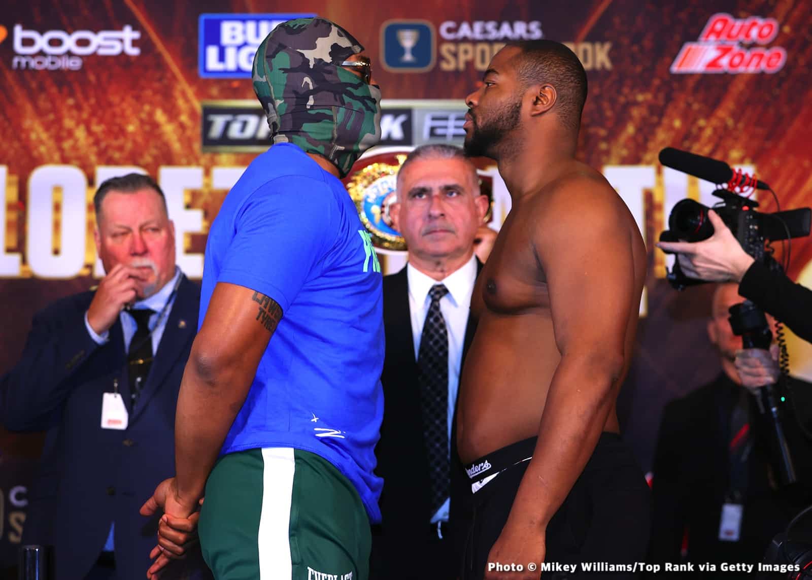 Photos: Anderson Destroys Forrest, Zayas Ends the Year in Style