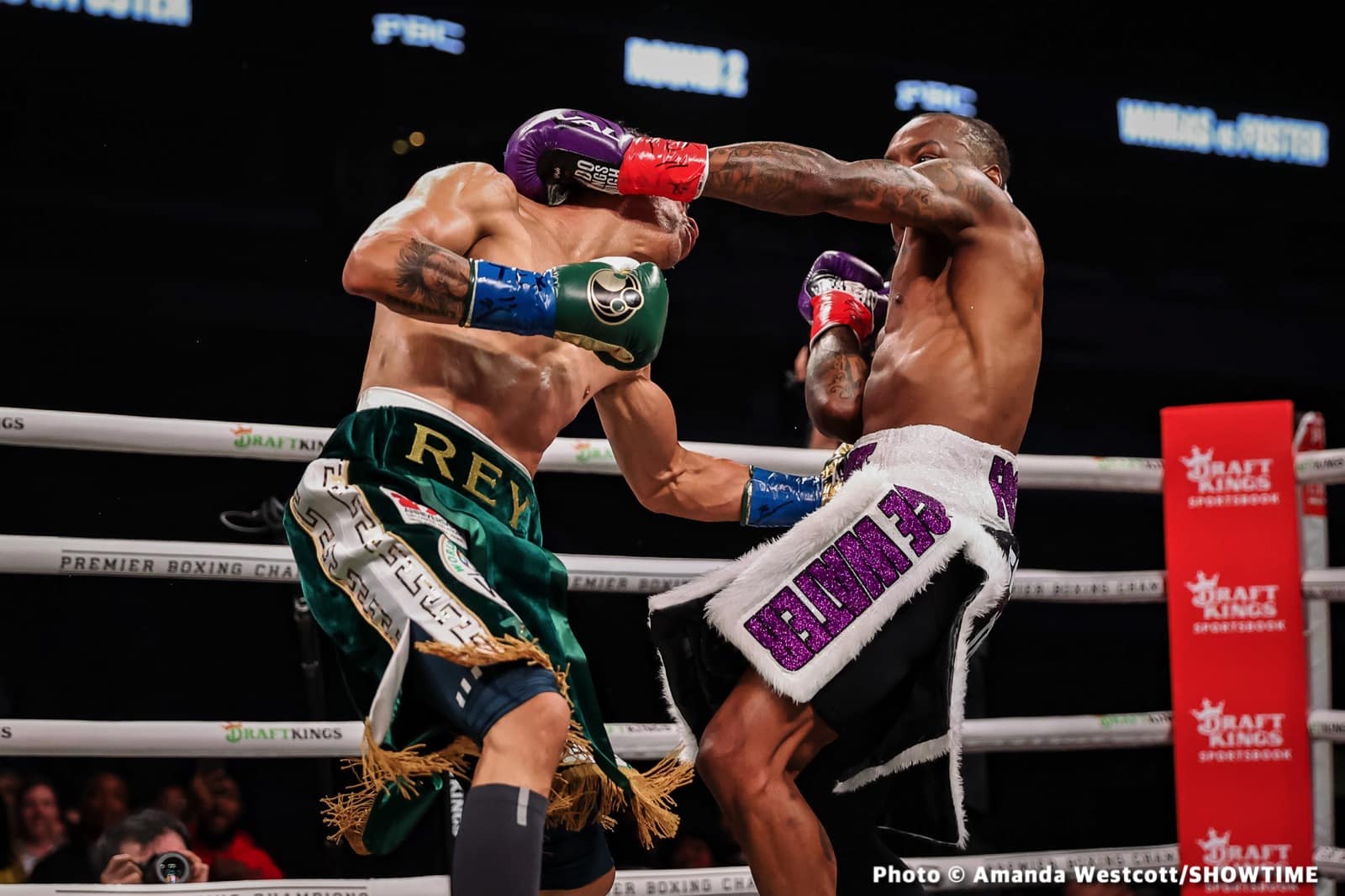 Foster beats Vargas to claim vacant WBC 130-lb title