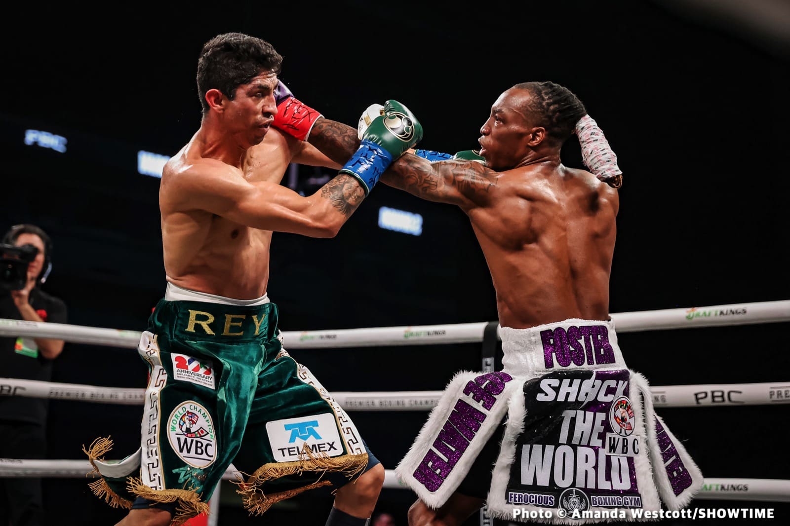 Foster beats Vargas to claim vacant WBC 130-lb title