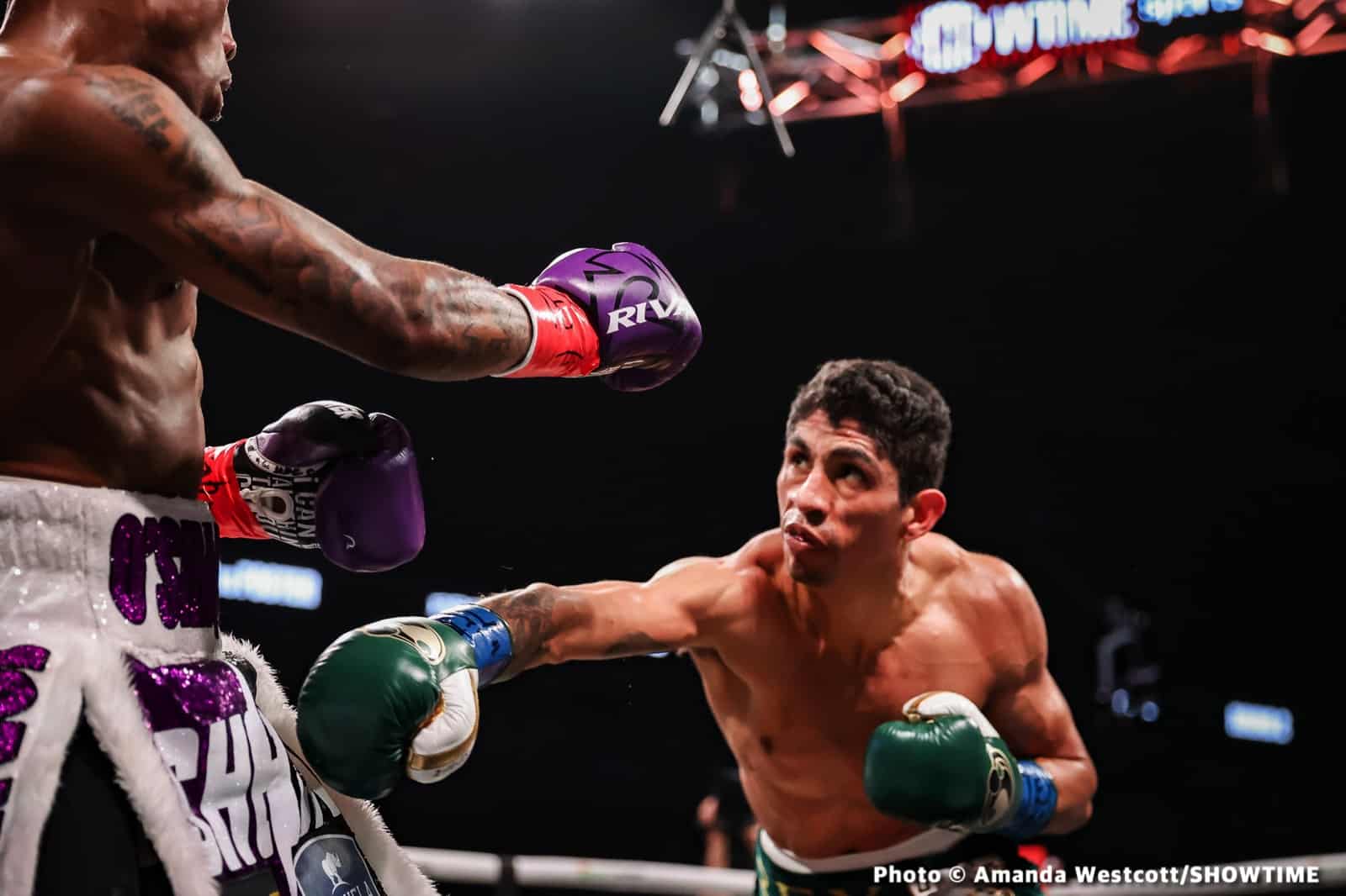 Foster beats Vargas to claim vacant WBC 130-lb title