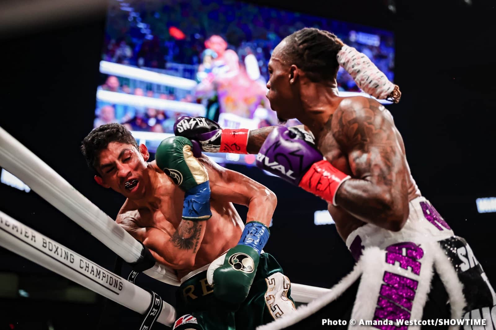 Foster beats Vargas to claim vacant WBC 130-lb title