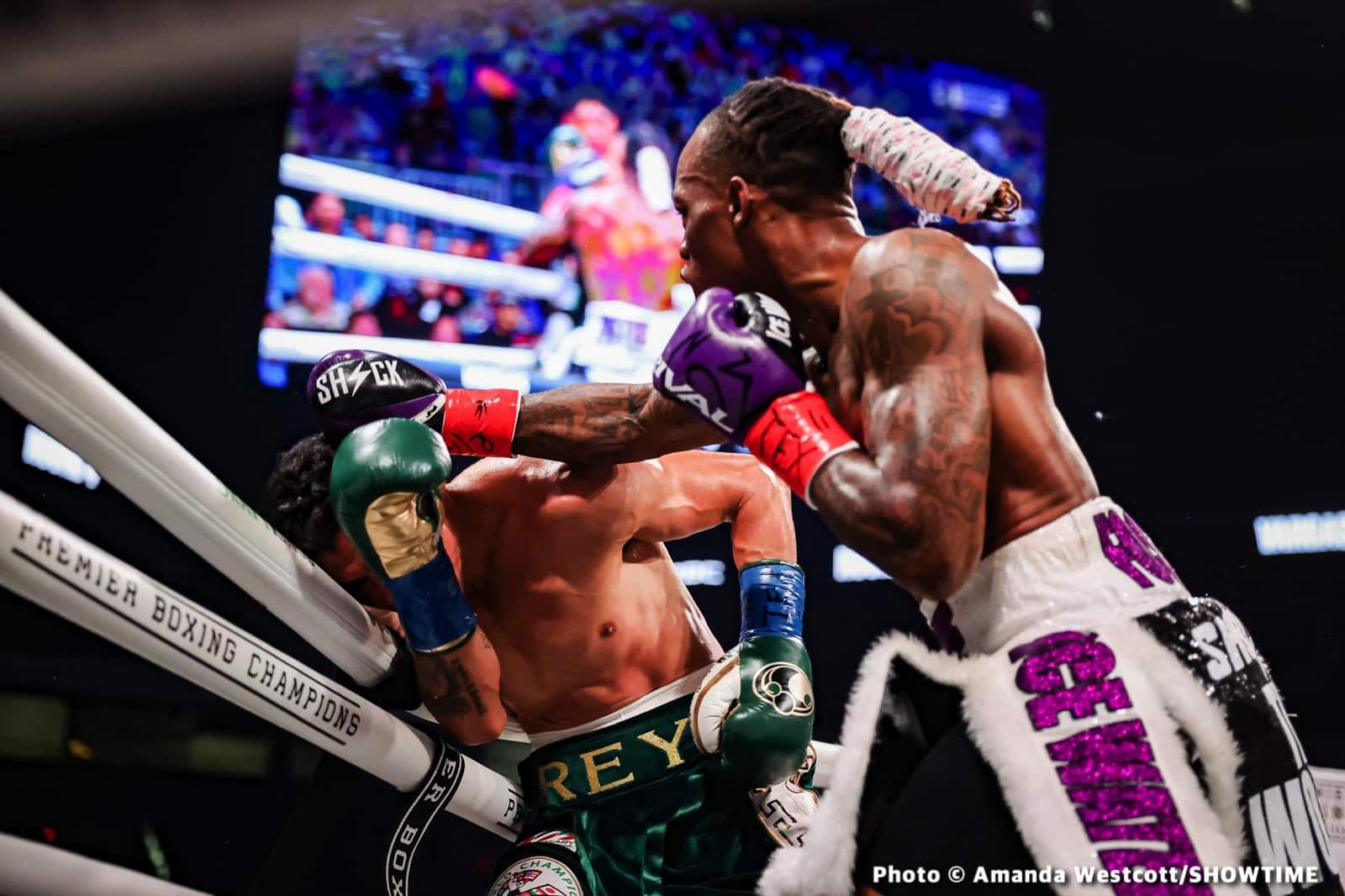 Foster beats Vargas to claim vacant WBC 130-lb title