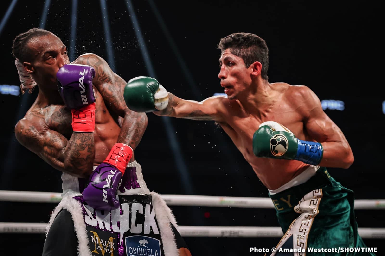 Foster beats Vargas to claim vacant WBC 130-lb title