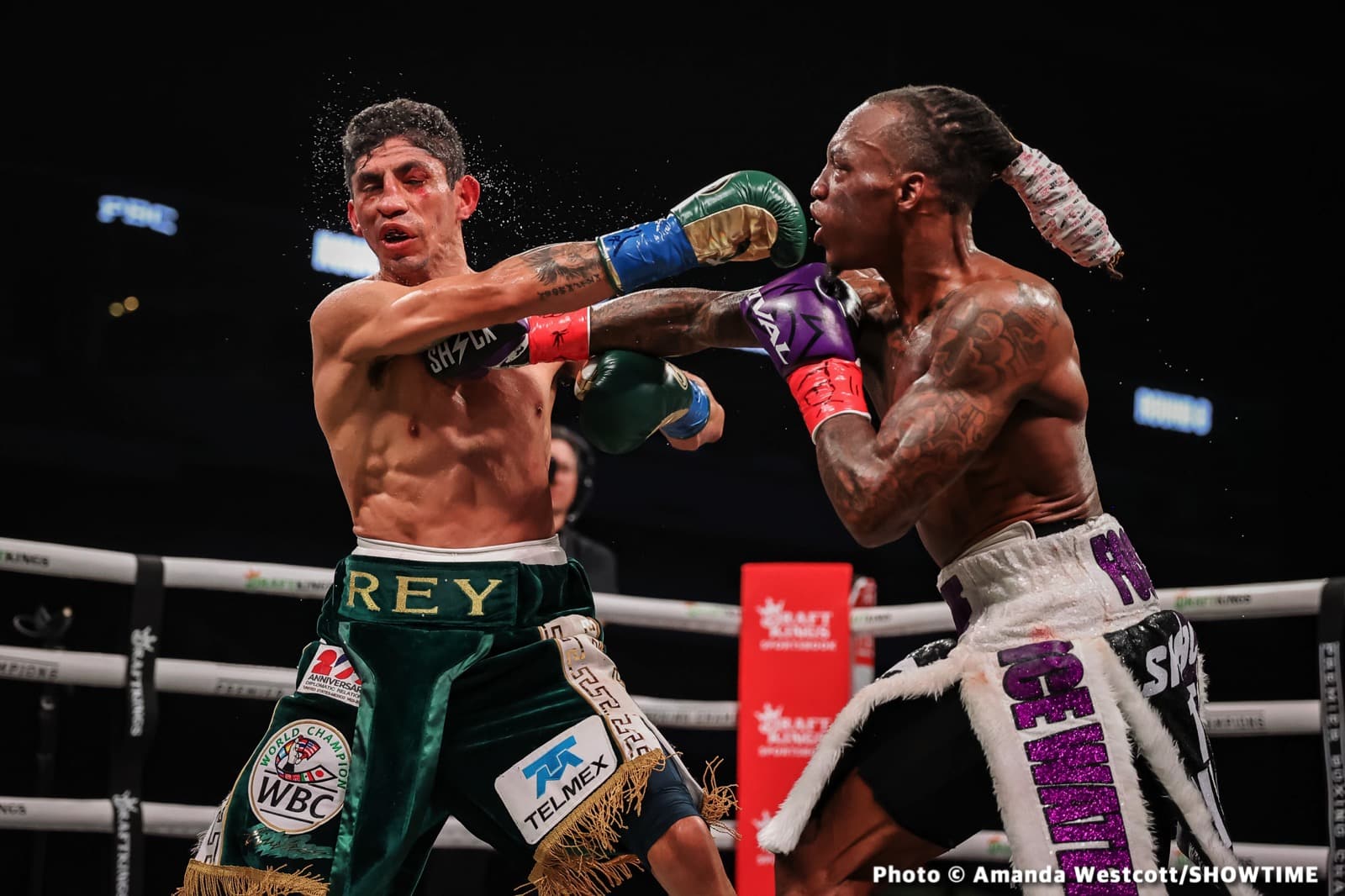 Foster beats Vargas to claim vacant WBC 130-lb title