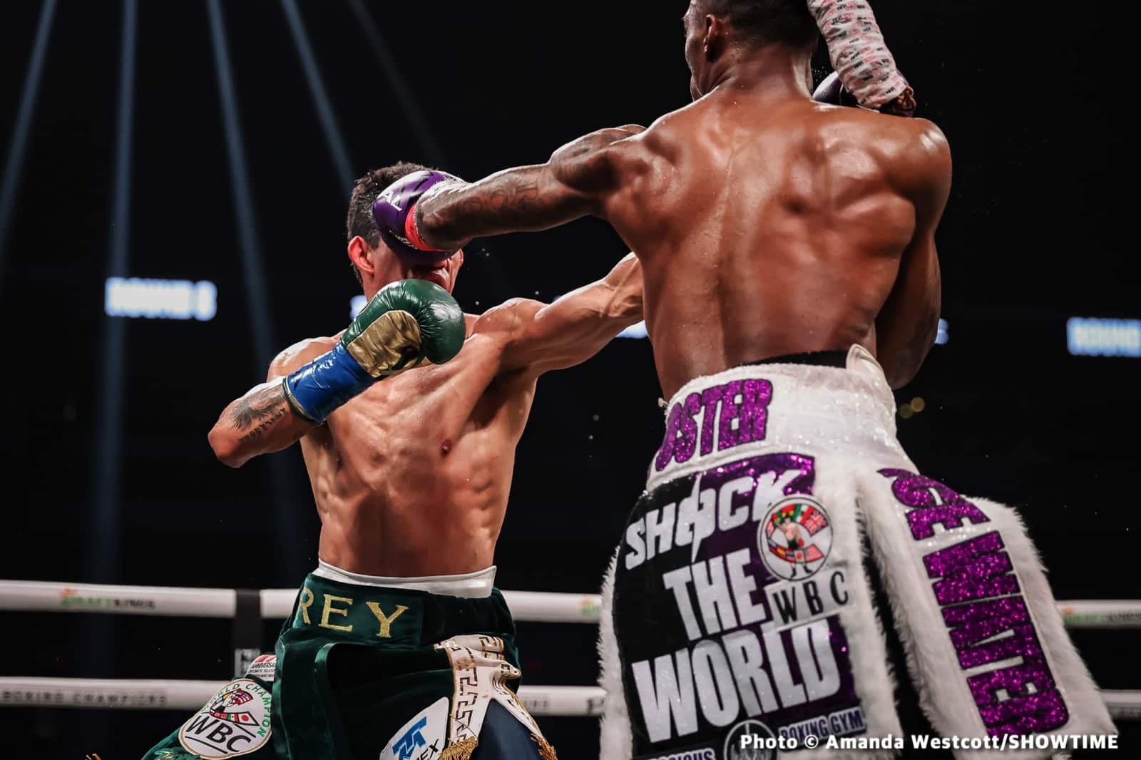 Foster beats Vargas to claim vacant WBC 130-lb title
