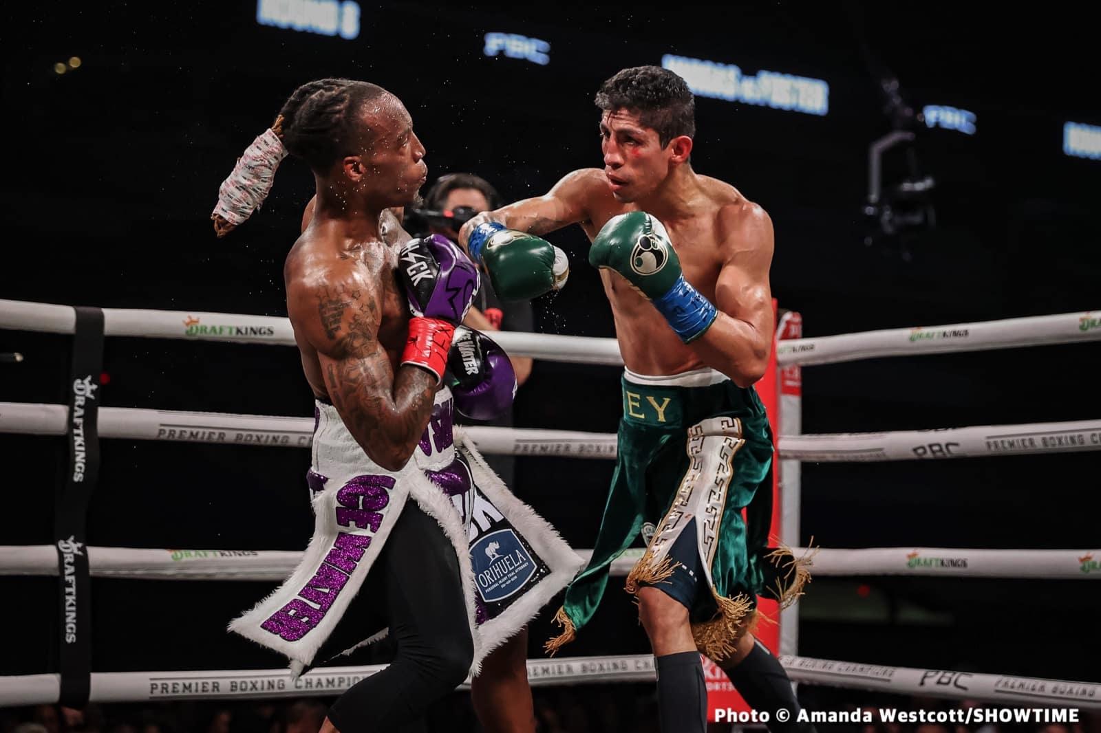 Foster beats Vargas to claim vacant WBC 130-lb title